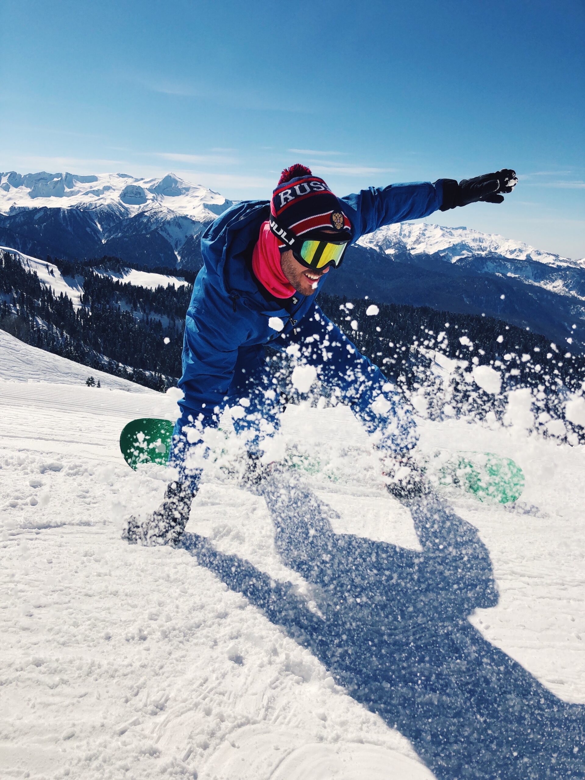 rapaz fazendo snowboard