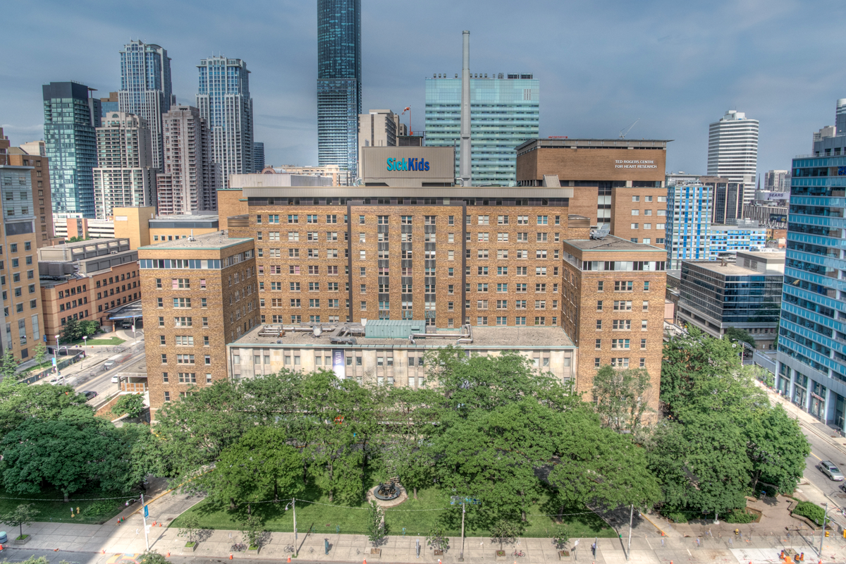 Hospital SickKids em Toronto, vista aérea com skyline da cidade ao fundo — destino do programa Medical English + Observership